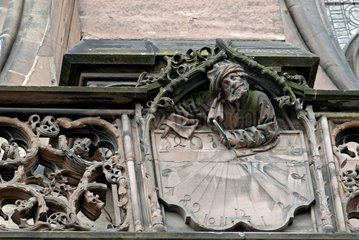 Sonnenuhr und Statue eines Astrologen Strasbourg Frankreich