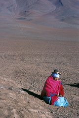 Frau in der WÃ¼ste von Atacama nach Chile
