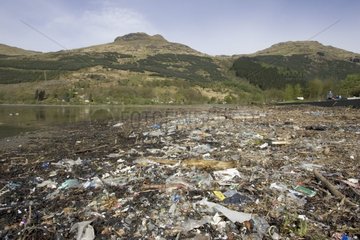 Müll auf Loch Long Beach Scotland