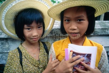 Ho Chi Minh Ville  jeunes écolières. Chapeau