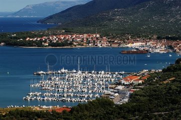 Hafen von Yachthafen mit Booten auf der Insel Cres Croatia
