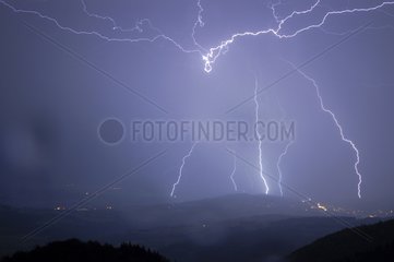 Lightnings am Fuße des Massif des Aravis Bornes
