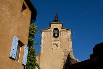 Fassade der Kirche im Dorf Roussillon Vaucluse
