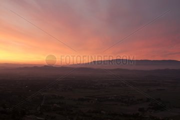 Sonnenaufgang über dem Luberon Frankreich