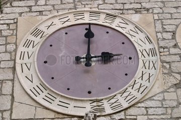Uhr auf einer Kirche in Sibenik Kroatien