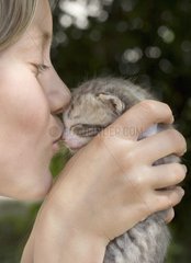 Porträt eines Mädchens  das ein Kätzchen küsst