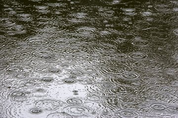 Regen auf der Wasseroberfläche