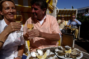 Sylt  a couple eating oysters on the boulevard