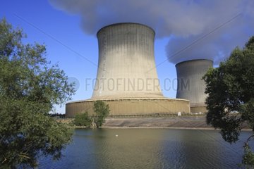 Schornsteine ??eines nuklearen Wärmekraftwerks Frankreich