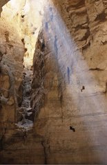 Lichtstrahl in der Höhle von Majlis Al Jinn
