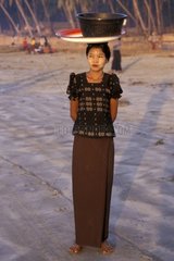 PortrÃ¤t einer Frau  die ein Becken auf dem Kopf Burma trÃ¤gt