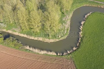 La Seille River in der Mitte der Felder in der Moselle