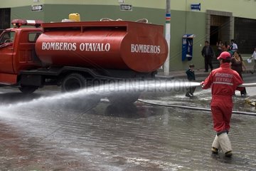 Reinigen der Straßen von Otavalo Ecuador
