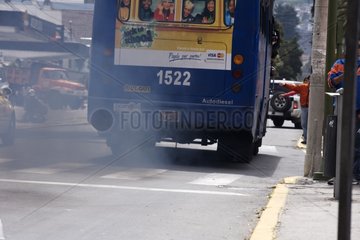 Bus emitting thick black smoke at startup Quito