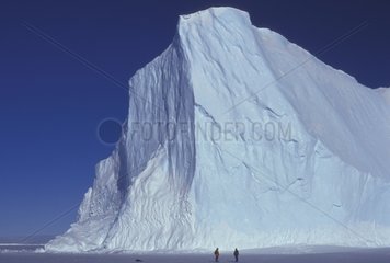 Antarktischer tubulärer Eisberg