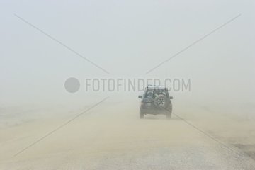 Voiture dans une tempête de sable Steppe du Kazakhstan
