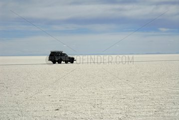 Auto im Salar Uyuni -Altiplano von Bolivien
