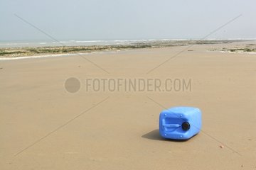 Plastikform am Strand Frankreich verlassen