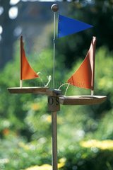 Windschaufel mit kleinen Segelbooten Frankreich dekoriert