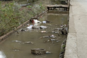 Mülldeponie in der Nähe eines Dorfes in der Nähe eines Lugu -Sees Yunnan China
