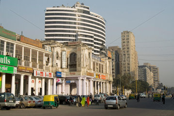 INDIA : New Delhi. Old colonial buildings at Connaught Place. In the background new high rises on Barakamba Rd.