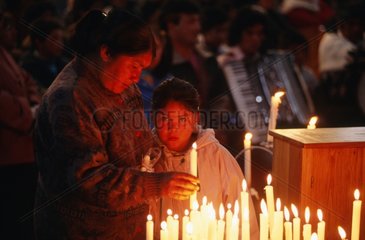 Ile de Chiloé  messe à Castro  fidèle allumant un cierge