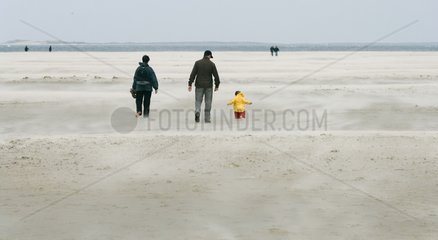 Wanderer an einem Strand im Norden der Insel Texel Netherlands