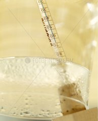 Temperaturmessung eines Glases Wasser