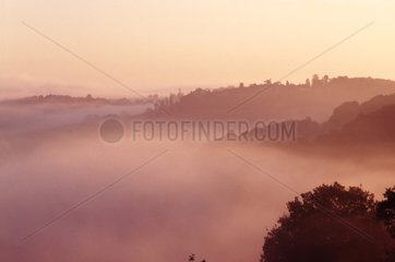 Village de Lagarde noyé dans le brouillard en automne Gers