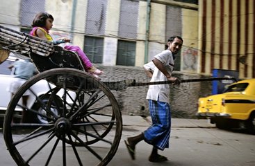 Rikscha und Taxi auf den StraÃŸen von Kalkutta India