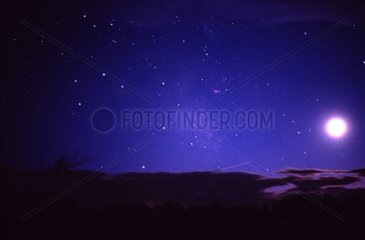 Ciel étoilé Voie Lactée et Lune au dessus des nuages France