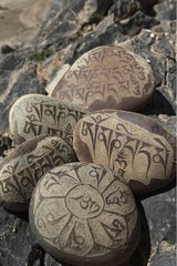 Steine ??aus Mantra im Zangla Village India eingraviert