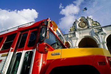 Antigua  bus scolaire rouge et jaune   Guatemala