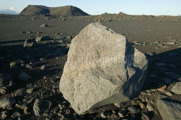 Rock in einer Wüste aus Sand und Kiesel Island