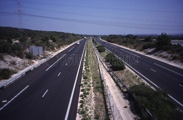Autoroute A9 traversant un massif méditerranéen dans le Gard