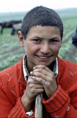 10036499 Roemenie portret jongen op akker foto:Ron Giling/Lineair www.lineairfoto.nl