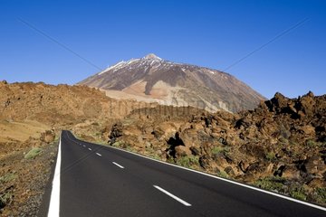Asphalt Road und Pico del Teide Teneriffe Kanarische Inseln