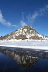 Reflexion des Gerbier-de-Jonc-Reittiers in einem See im Winter
