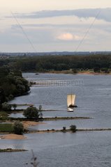 Scow segelt auf dem Loire River in der Nähe von Ancenis Frankreich