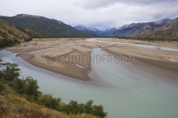 Fluss fließt durch Deep Valley Los Glaciares Patagonia