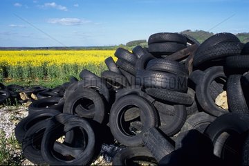 Ablagerung von abgenutzten Reifen in der Natur