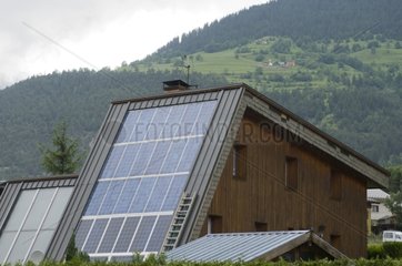 Photovoltaikpaneele auf einem Hausdach Frankreich