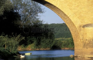 Pile de pont au dessus de la rivière Vezere Limeuil France
