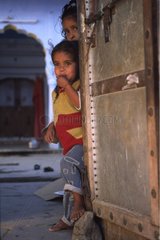 Kleine Mädchen neugierig und schüchtern der Rajasthan [at]