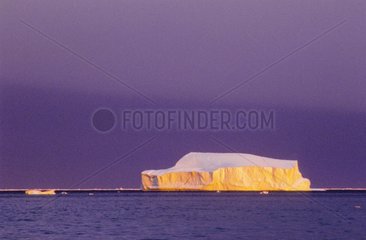 Iceberg tabulaire dans le Scoresbysund Groenland
