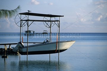 Ponton mit Boot in seinem Schutz in der Lagune von Fakarava
