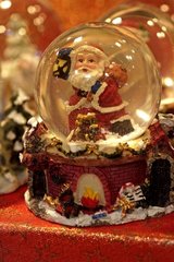 Weihnachtsmann in einem Ball aus Glasstrasburg Bas-rhin