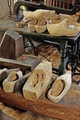 Fabrication de sabots en bois Musée du Pays Welche Alsace
