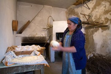 Herstellung von handgefertigtem Brot in Sardinien