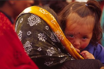 Ladakhi Mädchen in den Armen einer Frau Ladakh India